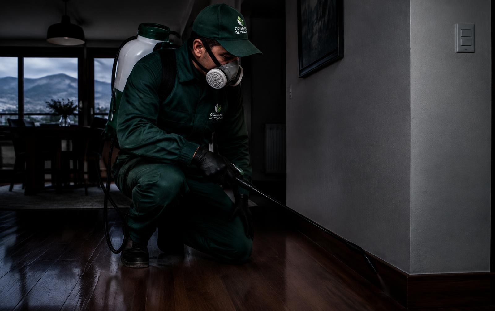 Técnico de fumigación certificado trabajando en la V Región